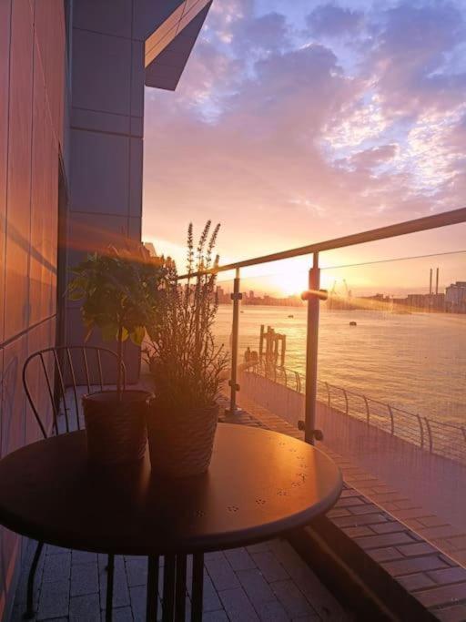 Appartement Snuggle - Riverside - Views Over Looking River Thames, Close To O2 Arena, Excel, Airport, Thames Clipper- River Boat Service, Woolwich Ferry, Onsite Parking, Twin Option Available