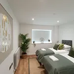 Snuggle Inn - Riverside Apartments - Views Over Looking London River Thames, Close To O2 Arena, London Excel, London City Airport, Thames Clipper- River Boat Service, Woolwich Ferry, Onsite Parking, Twin Room Option Available